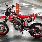 🔴⚪️ L’air d’une grande 😎🔥

#gotamdesign #moto #ktm #husqvarna #yamaha #kawasaki #suzuki #honda #beta #derbi #sherco #fantic #gilera #rieju #bikelife #supermot #motocross #enduro #50cc #85cc #125cc #250cc #300cc #450cc #500cc #2stroke #4stroke #ride #grenzgaenger #chrome